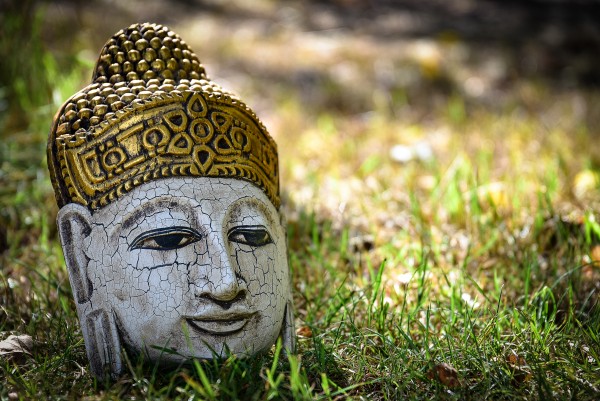 Buddha-Maske cracked, weiß gekälkt, gold, T 13 cm, B 20 cm, H 32 cm