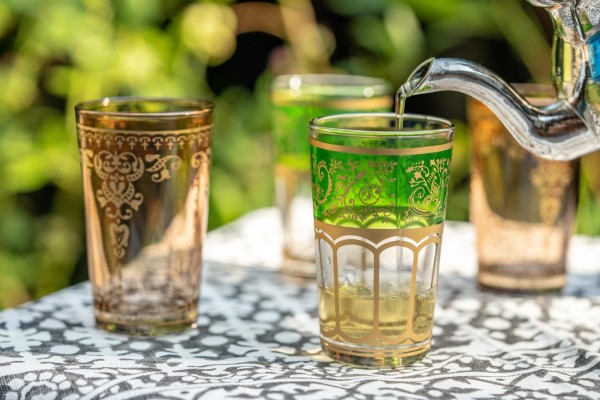 Teeglas mit Brandglasur, grün-gold, H 8,5 cm, Ø 5 cm
