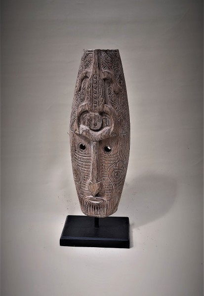 Timor-Maske auf Ständer, Holz, H 48 cm, B 18 cm, L 12 cm
