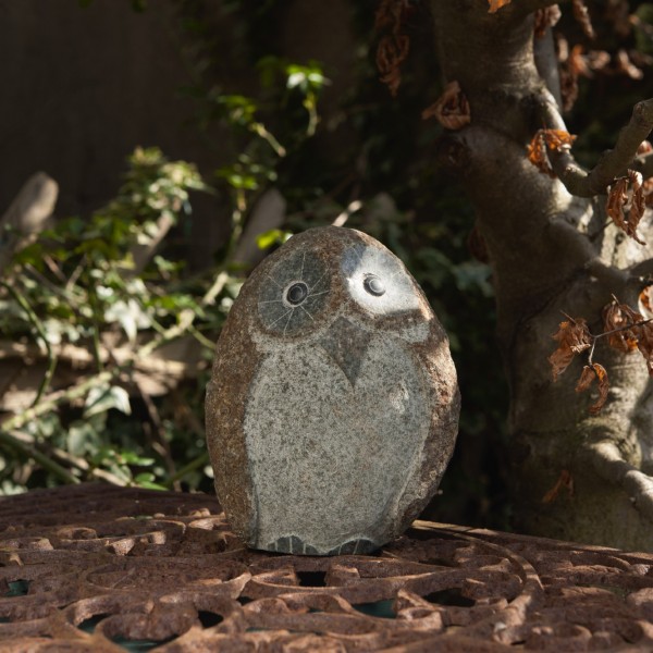 Steineulen-Skulptur aus Naturstein, braun-grau, H 20 cm