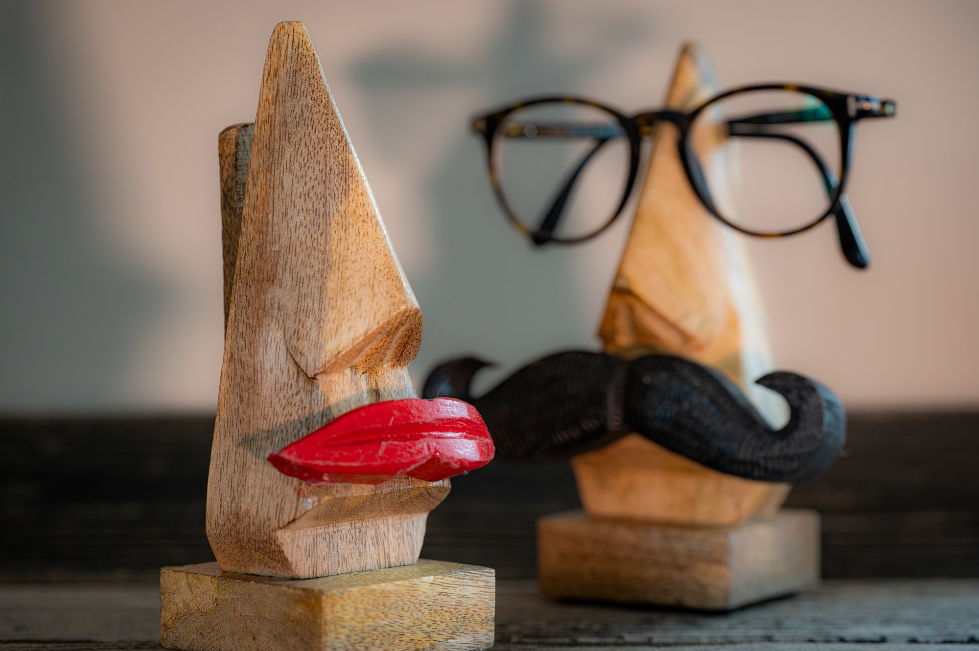 Handgeschnitzter Brillenhalter 'Lips' aus Mangoholz, natur, rot, H