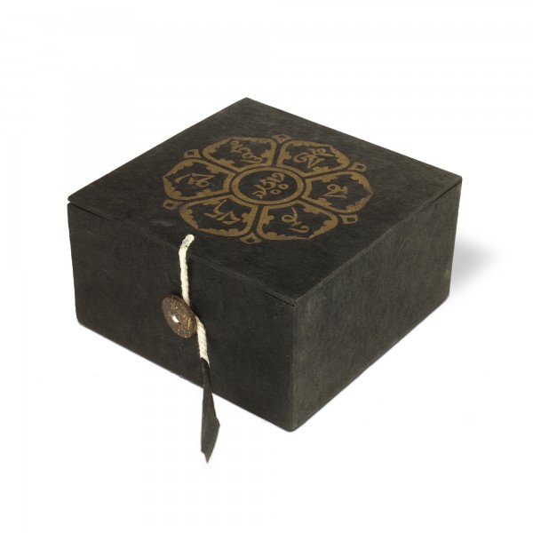 Lokta Box 'Om Mani', schwarz, gold, T 11 cm, B 11 cm, H 5,5 cm