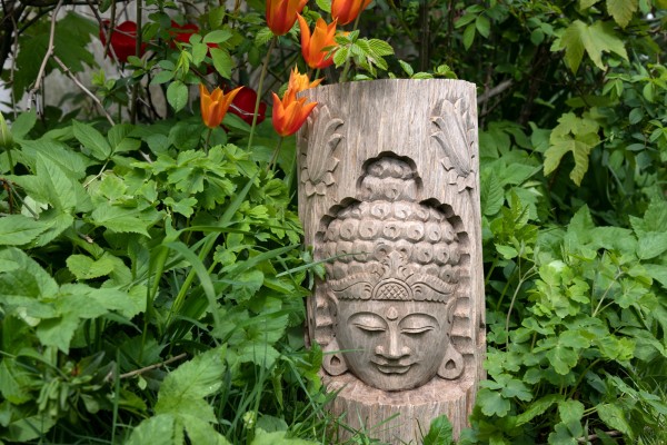 Schnitzkunst 'Buddha's Face' im Holzstamm, natur, H 40 cm, B 21 cm, T 9 cm