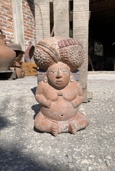 Terrakotta-Figur 'Maya', II, sitzend, handbemalt, L 13 cm, B 10 cm, H 22 cm