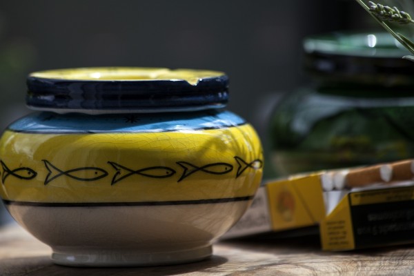 Keramik-Aschenbecher, blau-gelb, Ø 12 cm, H 8 cm