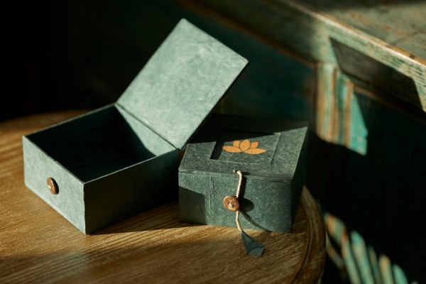 Lotusbox aus Loktapapier, grau, L 11 cm, B 11 cm, H 5,5 cm