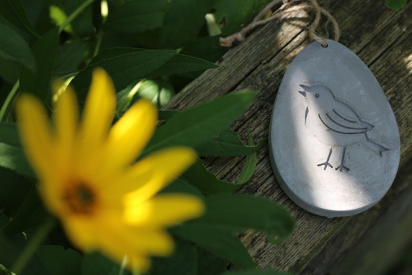 Aufhänger 'Vogel im Ei', Zement, H 9 cm, B 6,5 cm, T 1 cm