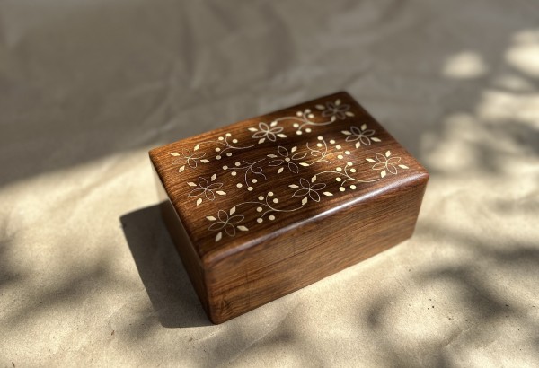 Holz-Schatulle mit Messingintarsien, braun, gold, B 15 cm, L 10 cm, H 6,5 cm