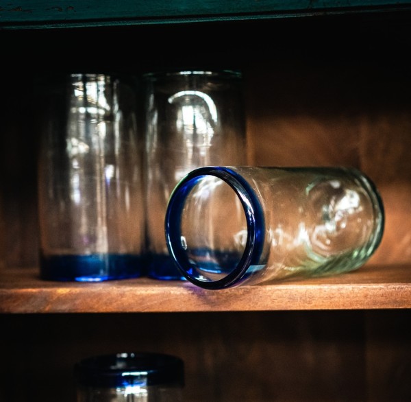 Wasserglas mit blauem Rand, mundgeblasen, H 15 cm, Ø 8 cm
