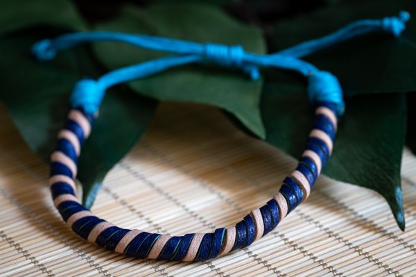 Armband gedreht, Leder, blau, natur