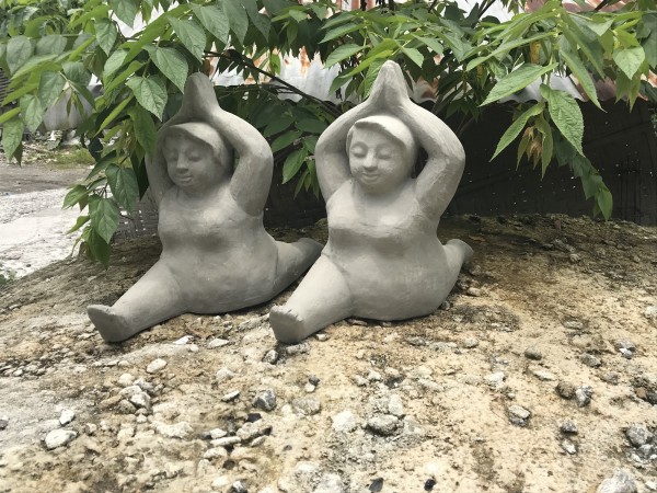 Zement-Skulptur 'Yoga-Dame', L 60 cm, B 26 cm, H 45 cm