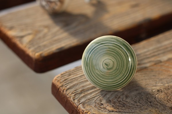 Keramik-Knauf 'Strudel', grün, beige, T 4 cm, B 4 cm, H 2,5 cm