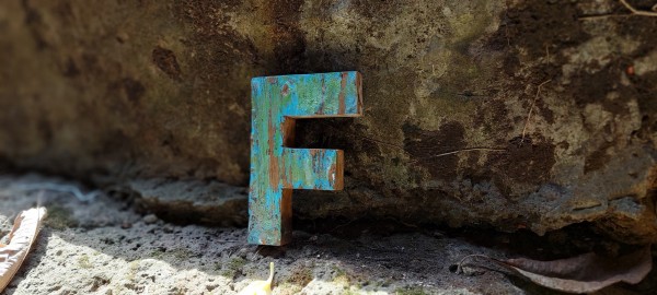 Holzbuchstabe 'F', mehrfarbig, T 2,5 cm, B 13 cm, H 19 cm