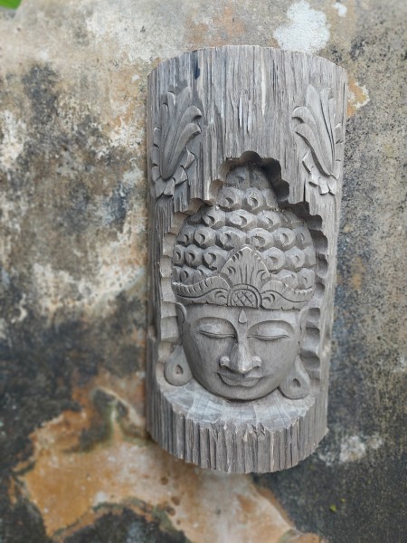 Schnitzkunst 'Buddha's Face' im Holzstamm, natur, T 9 cm, B 21 cm, H 40 cm
