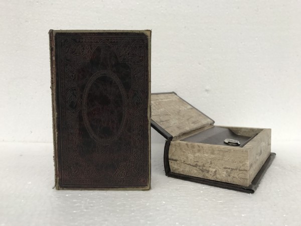 Buchhülle 'Verzierungen' mit Schließfach, T 5 cm, B 11 cm, H 17 cm