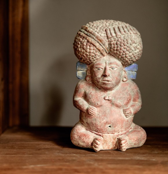 Terrakotta-Figur 'Maya', II, sitzend, handbemalt, H 22 cm, B 13 cm, L 10 cm