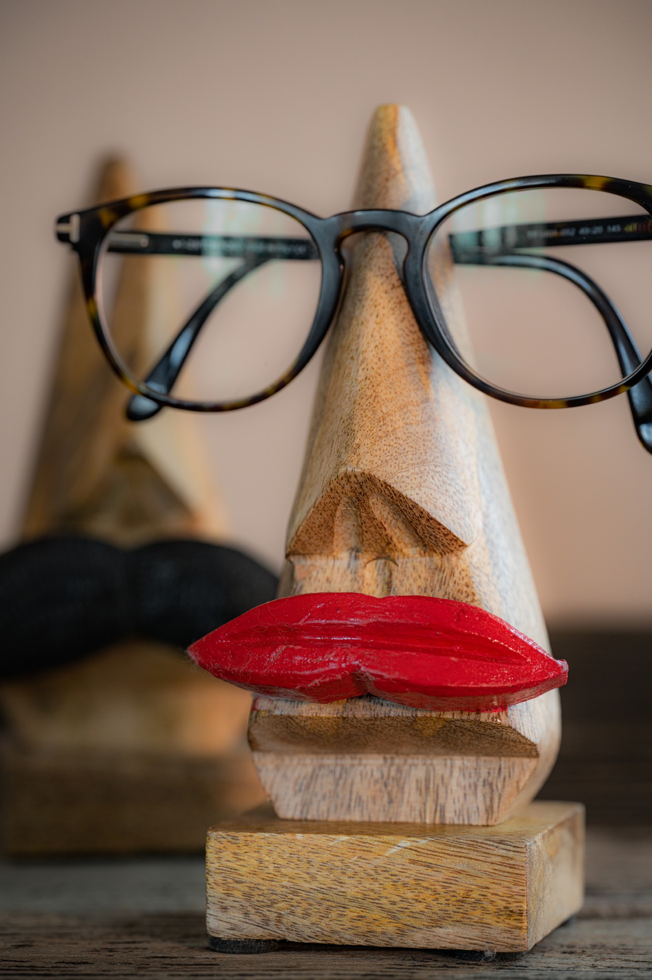 Handgeschnitzter Brillenhalter 'Lips' aus Mangoholz, natur, rot, H 16 cm, B  6 cm, L 6 cm von fischer's lagerhaus