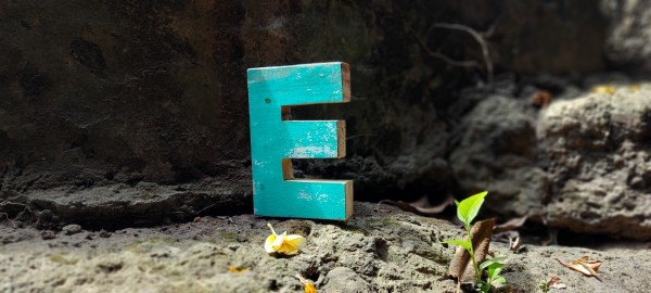 Holzbuchstabe 'E', mehrfarbig, T 2,5 cm, B 13 cm, H 19 cm