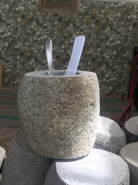 Zahnbürstenhalter aus Flussstein, B ca. 13 cm, H 13 cm