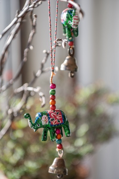 Anhänger 'Elefant' grün mit Glocke, H 13 cm, B 5 cm