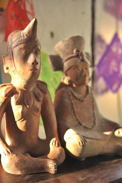 Terrakotta-Figur 'Colima', II, sitzend, handbemalt, L 15 cm, B 12 cm, H 24 cm