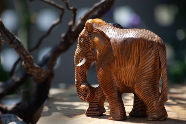 Elefant aus Holz, braun, H 10 cm, B 11 cm, T 4 cm