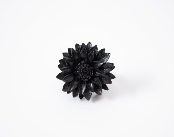 Ring 'Blume' aus Leder, schwarz, Ø 4 cm
