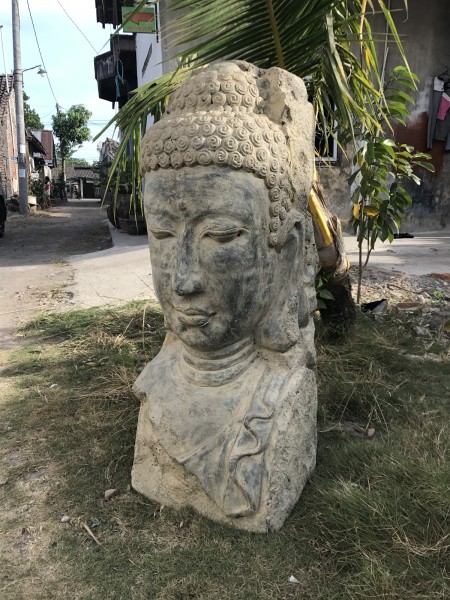 Terrakotta-Büste 'Buddha schlafend', grau, H 103 cm, T 35 cm, B 35 cm