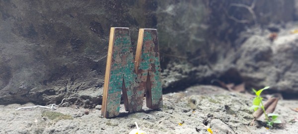Holzbuchstabe 'M', mehrfarbig, T 2,5 cm, B 13 cm, H 19 cm