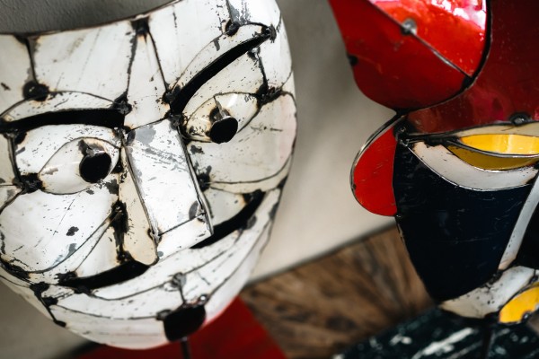 Maske 'Joker' aus Ölfässern, multicolor, H 54 cm, B 32 cm