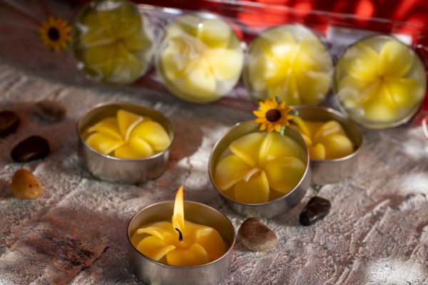 4 Duft-Teelichter 'Blume' handgeformt, gelb