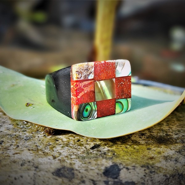 Ring aus Palisanderholz und Perlmutt, multicolor, B 3 cm, H 2,5 cm