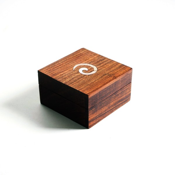 Holz-Schatulle mit Perlmuttintarsien, braun, L 10 cm, B 10 cm, H 6 cm