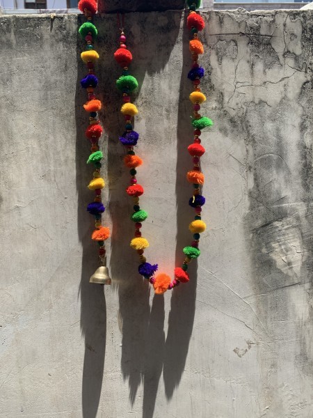 Pompom-Kette mit Glöckchen, multicolor, 100 cm