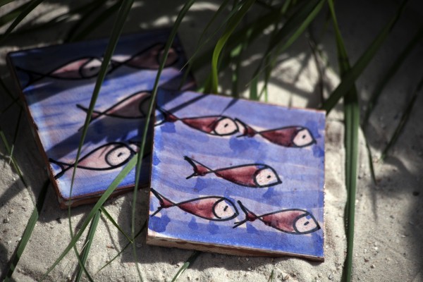 handglasierte Kachel 'poissons rouge', blau, rot, L 10 cm, B 10 cm, H 1cm