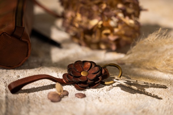 Schlüsselring mit Anhänger 'Blume' aus Leder, braun, L 15 cm, B 5 cm