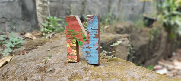 Holzbuchstabe 'N', mehrfarbig, T 2,5 cm, B 13 cm, H 19 cm