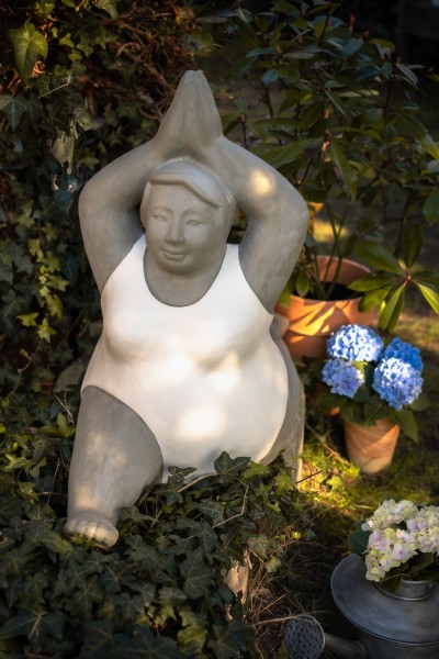 Zementfigur 'Yoga-Frau', weiß, grau, H 65 cm, B 65 cm, L 40 cm