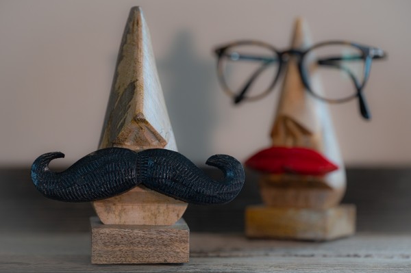Handgeschnitzter Brillenhalter 'Moustache' aus Mangoholz, braun, schwarz, H 15 cm, B 13 cm,, L 7 cm