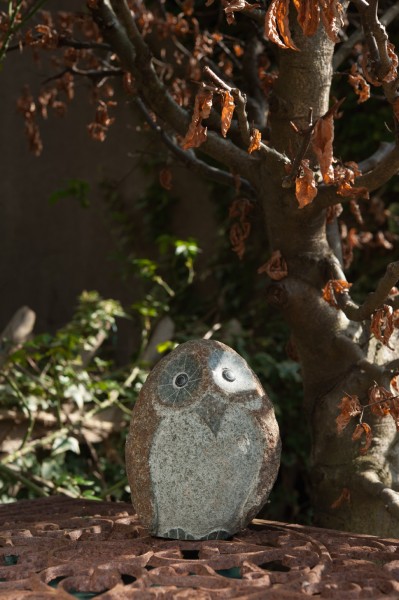Steineulen-Skulptur aus Naturstein, braun-grau, H 15 cm