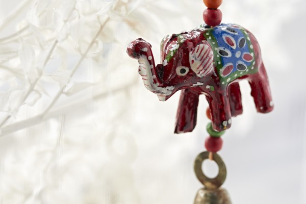 Anhänger 'Elefant' rot mit Glocke, H 13 cm, B 5 cm
