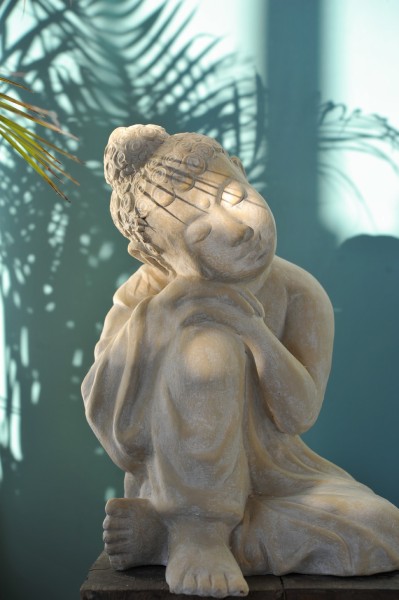 Träumender Buddha aus Ton, natur-weiß, H 42 cm