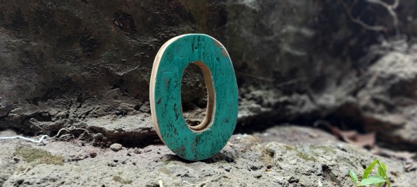Holzbuchstabe 'O', mehrfarbig, T 2,5 cm, B 13 cm, H 19 cm