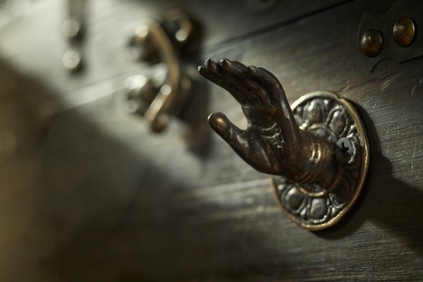 Wandhaken 'Hand rechts', aus Bronze, Ø 4 cm, H 4 cm