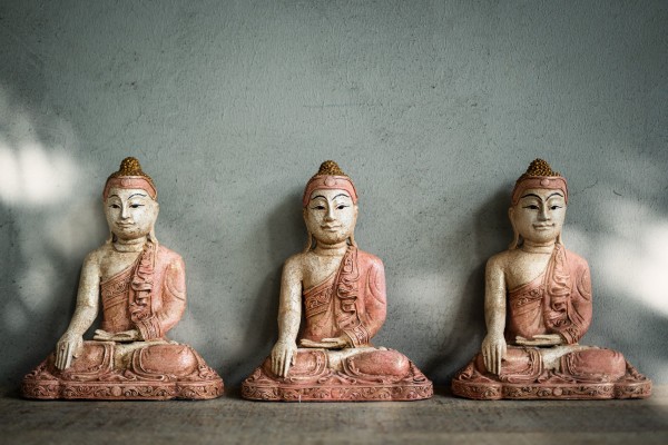 'Buddha' auf Lotusblüte sitzend, rosa, H 30 cm, B 30 cm, T 22 cm