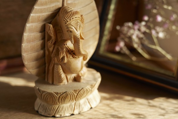 Figur 'Ganesha mit Blatt' aus Holz, natur, H 15 cm, B 10 cm, L 5 cm
