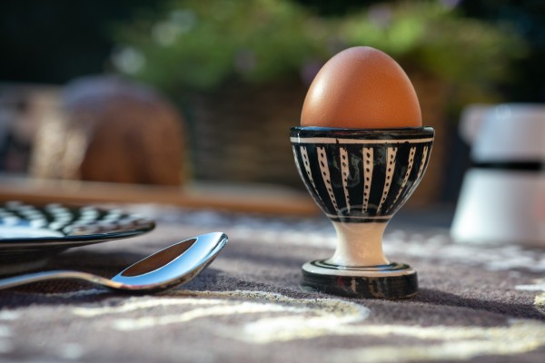 Keramik-Eierbecher, schwarz, weiß, Ø 5 cm, H 7 cm