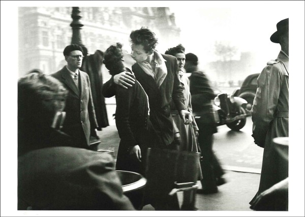 Postkarte 'Kiss by the Hôtel de Ville'