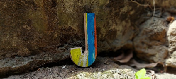 Holzbuchstabe 'J', mehrfarbig, T 2,5 cm, B 13 cm, H 19 cm