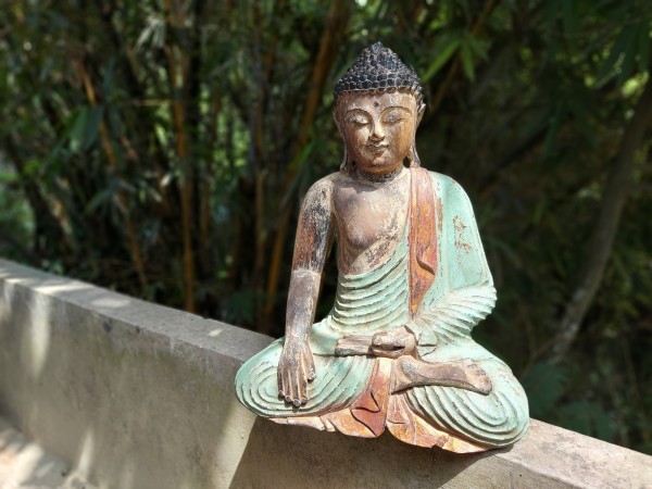 Buddha sitzend, hellbraun, grün, gold, T 17 cm, B 42 cm, H 52 cm
